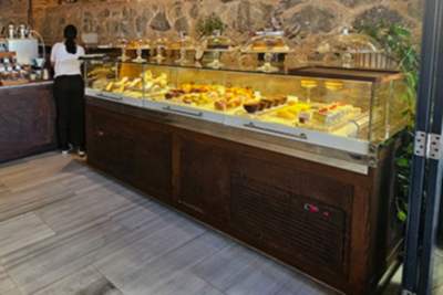 Six Sense Hotel Pastane Dolabı