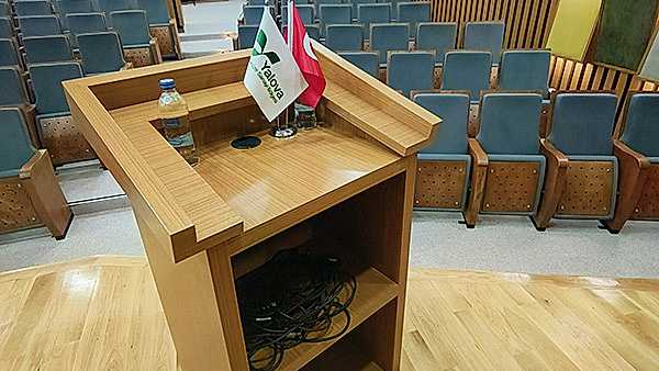 KONFERANS SALONU SAHNELERİ AHŞAP MASA VE KÜRSÜ UYGULAMALARI